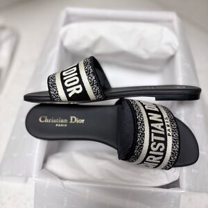 Dior Black and Off White Dway Slide
Black embroidered cotton Women's Sandals